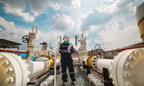 male-worker-inspection-steel-long-pipes-pipe-elbow-station-oil-factory-during-refinery-valve-visual-check-record-pipeline-oil-gas-industry (1)